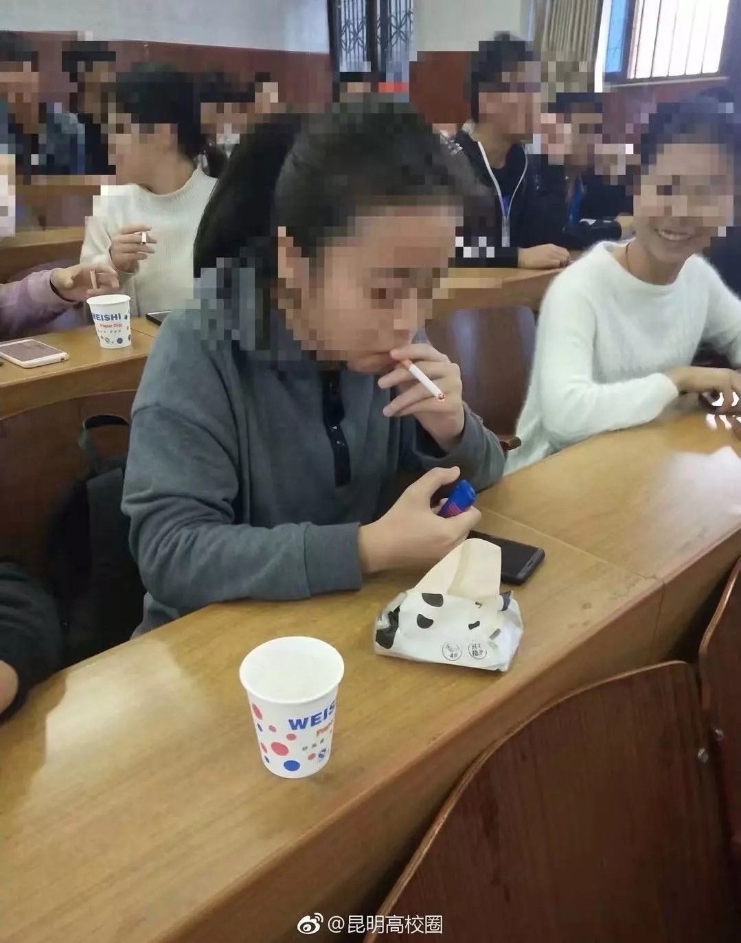 学生上课集体抽烟？云南农大：是感官评析课