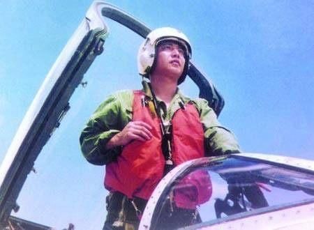 中国家门口与王伟撞机的美国肇事飞行员,如今