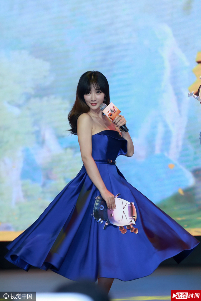 柳岩抹胸裙大秀傲人事业线 俯身紧捂防走光 柳岩抹胸裙大秀傲人事业线 俯身紧捂防走光