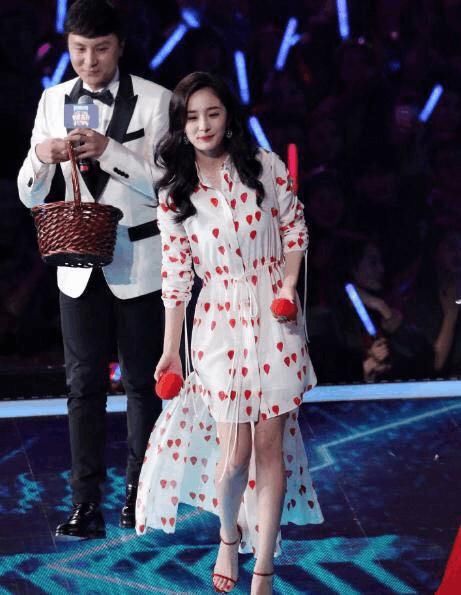 杨幂腿都站不直,膝盖满是伤痕,网友直呼:刘恺威