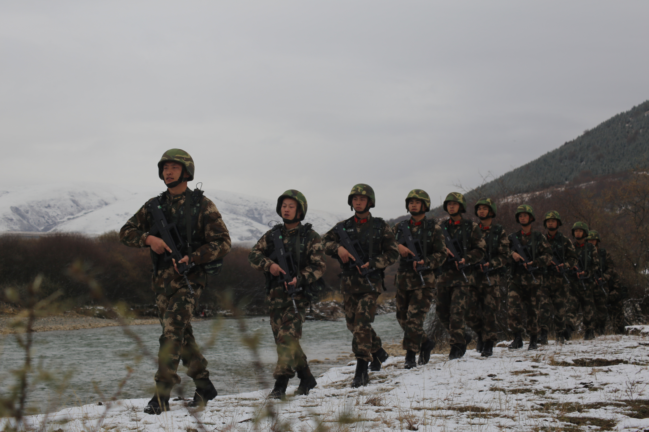 武警8710部队驻训官兵在雪域高原上执勤巡逻。 王茂吉 摄