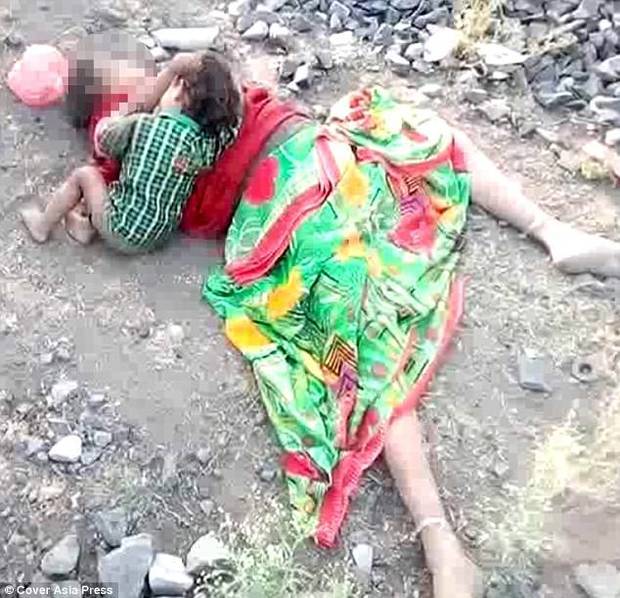 2017年5月25日报道，印度中央邦，当地警察接到报警称，在铁轨附近发现一具尸体。当警察赶到现场时发现，一名17个月大的婴儿趴在母亲身上一边痛哭，一边正在试图喝奶。