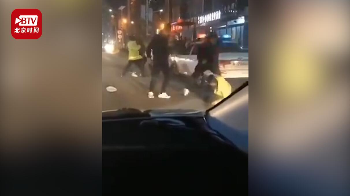 三名交警当街遭推搡脚踢 警方:纠正违停时被暴力袭击 三名交警当街遭推搡脚踢 警方:纠正违停时被暴力袭击