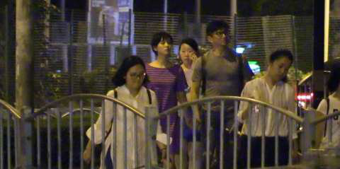 刘诗诗吴奇隆甜蜜压马路! 手牵手不撒手!