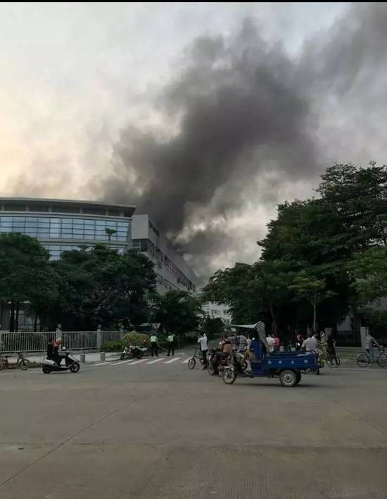广东顺德一电子厂发生大火现场浓烟滚滚 无人伤亡