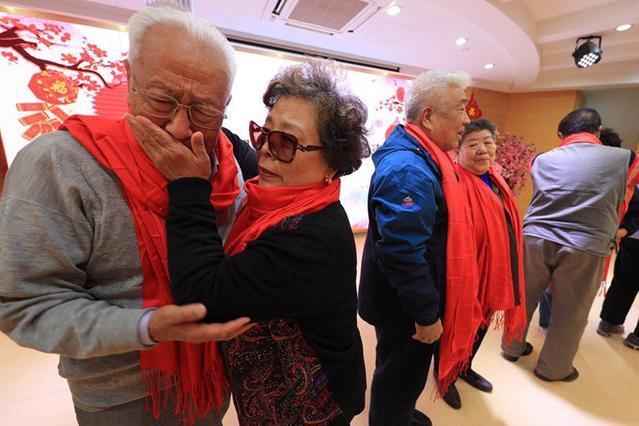 北京朝阳区启动重阳助老服务月活动 金婚老人讲述半世纪爱情故事