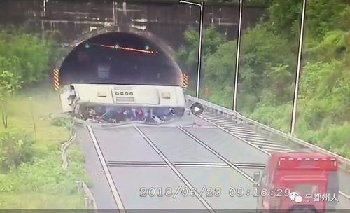 德庆各大群在传一个大巴高速上侧翻的视频!真