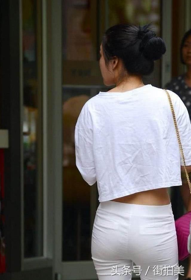 街拍:露腰白色短T恤搭配白色紧身包臀裤,一身