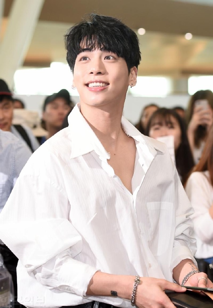 [shinee][新闻]170619 温流钟铉现身金浦机场前往济州岛 白衣小哥好