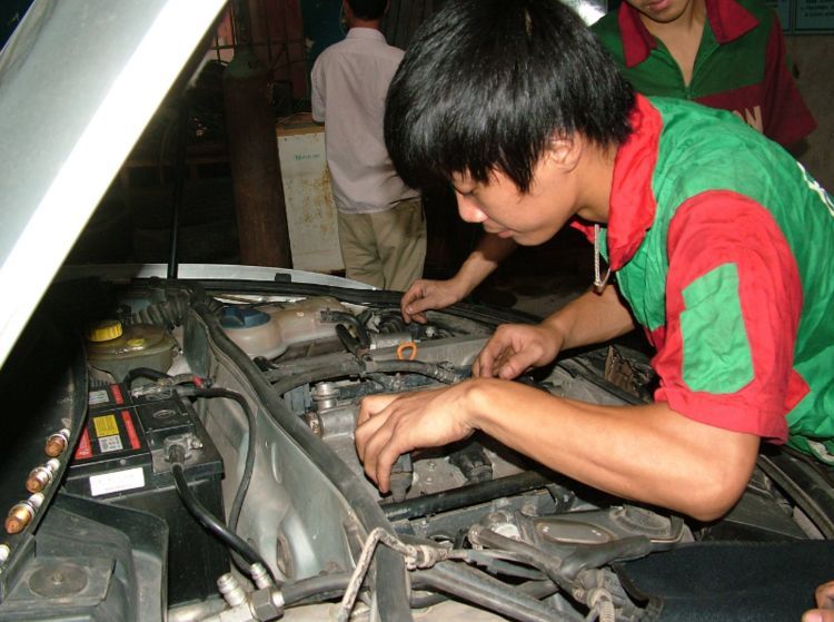 婆婆生日全家在旁闲聊,大肚子孕妇下厨做饭,老