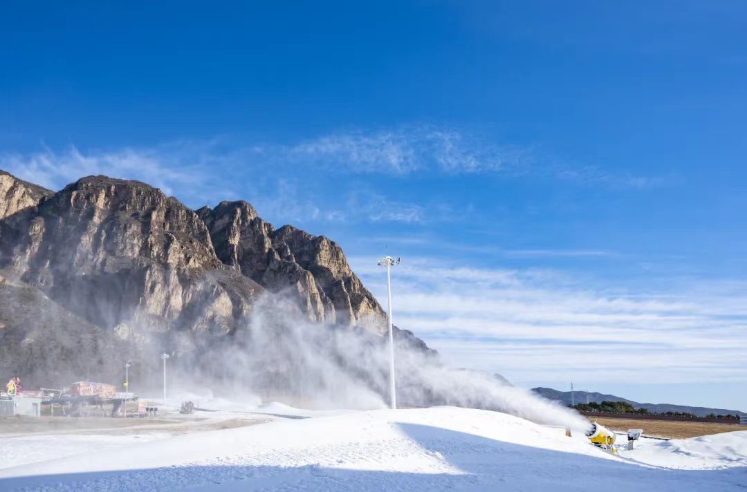 预计11月18日“开板”！万科石京龙滑雪场“造雪”忙