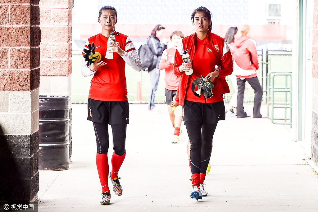 2015年6月4日，加拿大，2015女足世界杯前瞻，中国女足训练备战。图为张越与赵丽娜