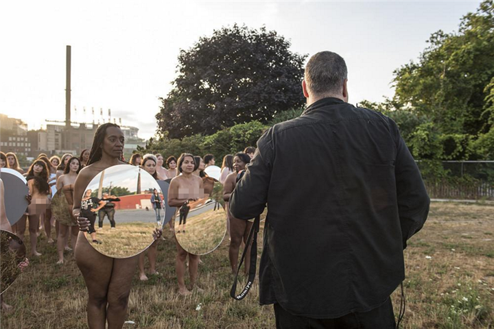 确实有一些警察到活动现场进行监管，但图尼克表示，到活动结束时，警察都对女性们脱下衣服举镜抗议的场景留下了深刻印象。“他们明显不是特朗普的粉丝。”图尼克说。