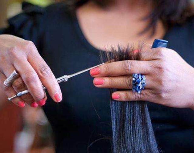 头发分叉要修剪?别去理发店!教你2种方法,自己
