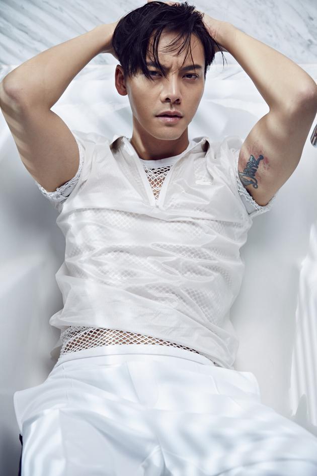 陈伟霆白色渔网衫大片 露腋下性感纹身