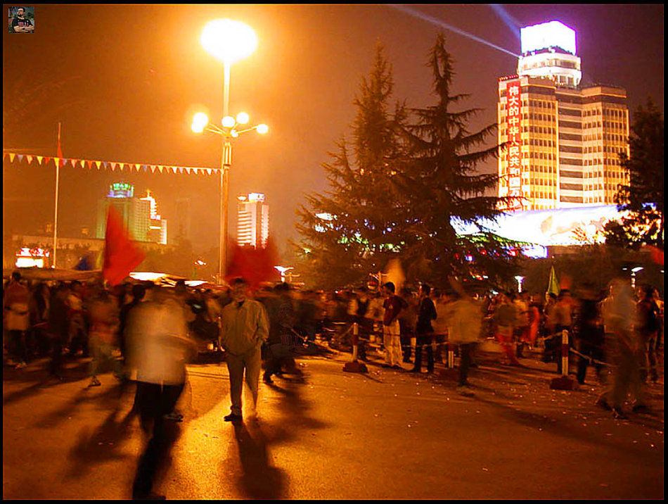 国足第一次打进世界杯的欢庆场面,我们多想再