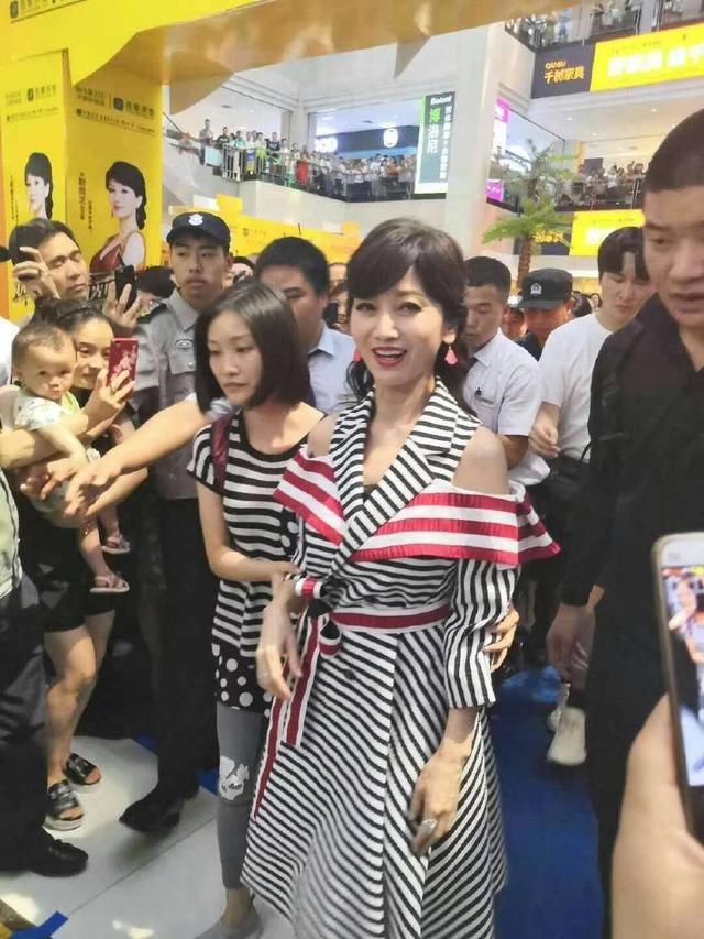 路人视角下的赵雅芝,条纹裙露肩装,64岁的她能