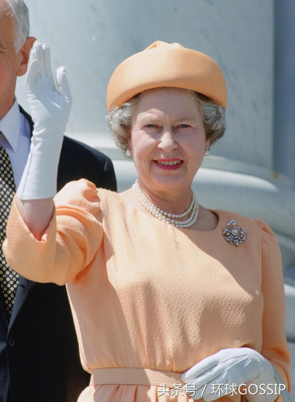 英国王室白手套的小秘密,女王为何去哪里都带