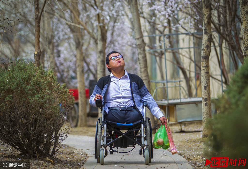 无腿农村娃奋斗5年 从睡仓库到城里买房安家