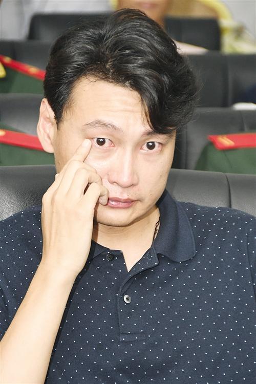 孙海东(右)与片中演员合影■本报记者 黄璐燕/文 宋延康/图7月16日,以