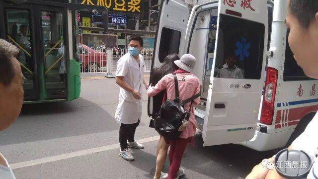 公交车上一男子猥亵女孩 女孩当场晕倒 公交车上一男子猥亵女孩 女孩当场晕倒