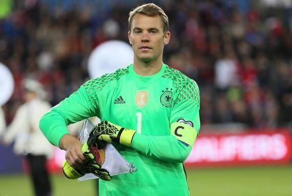 诺伊尔上演世界杯最滑稽一幕,8年前的这天他捞