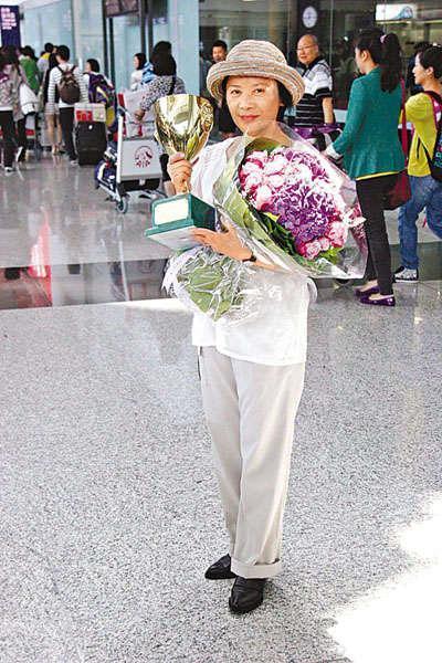 她是刘德华人生中领路人,儿子女儿不赡养她,如