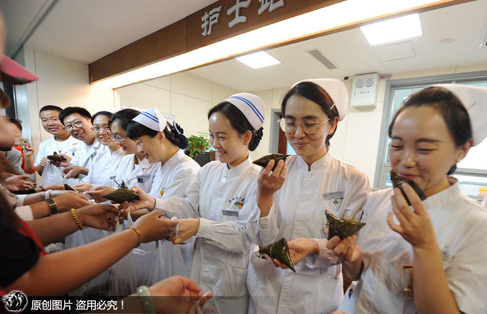 志愿者为医护人员送粽子 女护士感受浓浓粽情