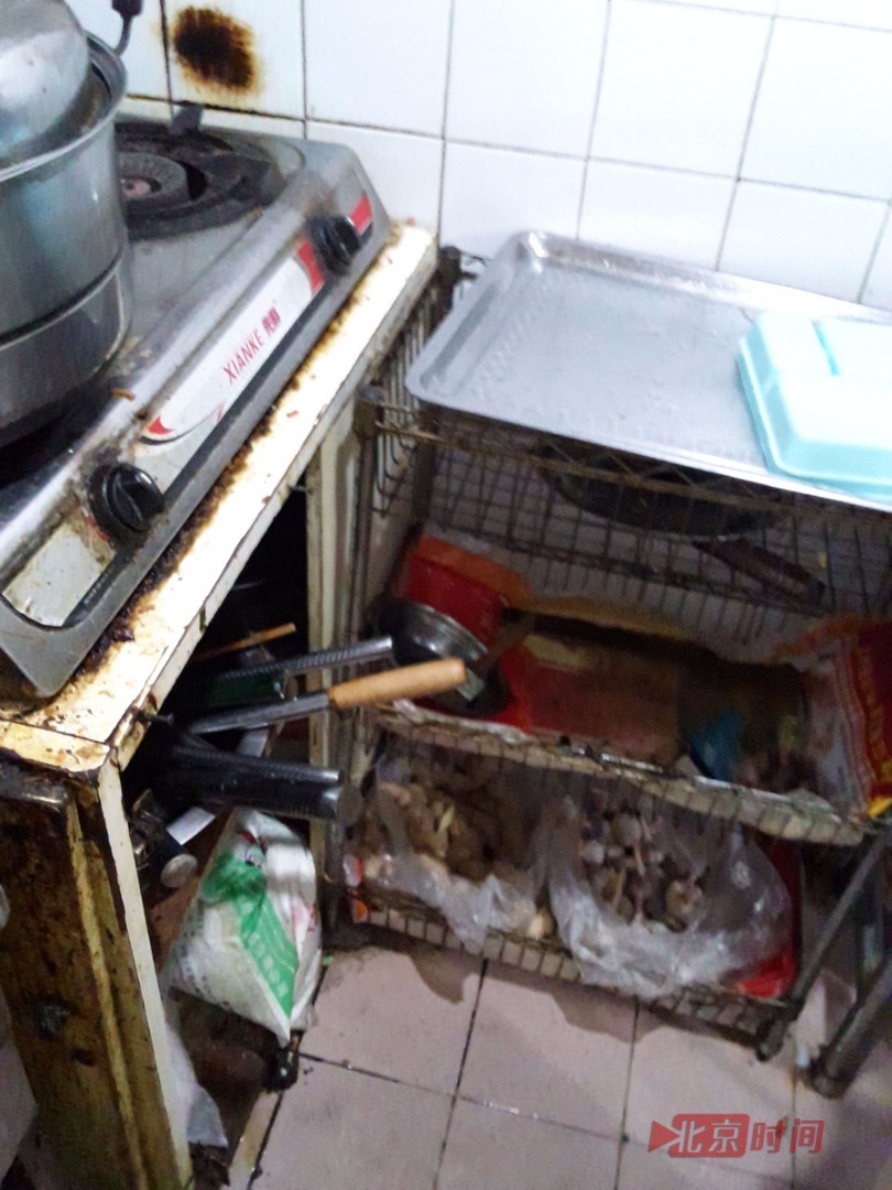 奥佳特的中心食堂实际上就是小学辅导班校区右侧一个小卖部的后厨。几平米的空间里，满是油垢，洗手池飘着分辨不清的油沫，地板也脏的像从未打扫过。