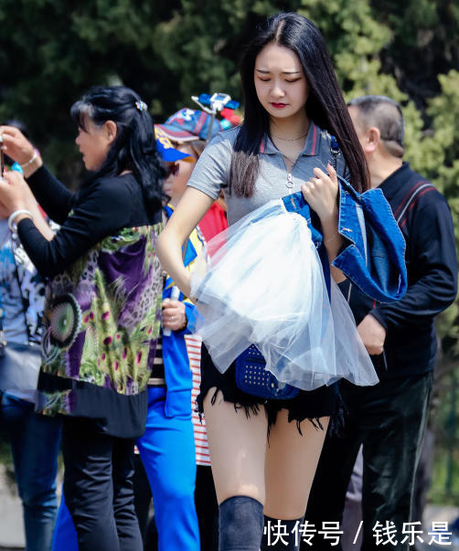 清纯小姐姐短裤配长袜,绝对的领域诱惑,白皙的