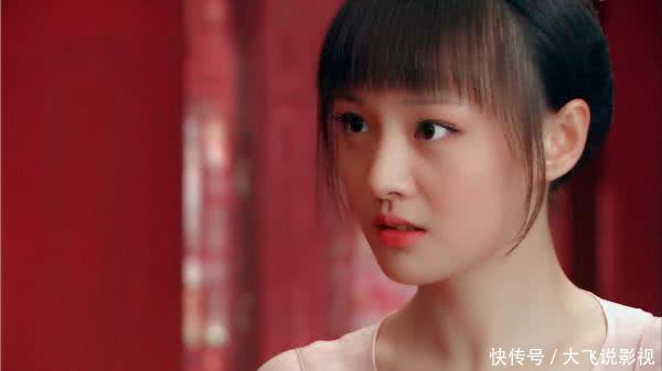 郑爽跳舞时感觉裤子口太松,往上提了一下,他的