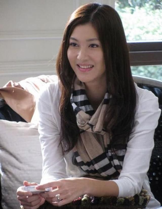 显得 老气,但是又特别有韵味 还有《眉姐》中饰演美丽善良的少妇何眉