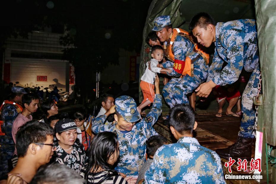 9月17日晚，广东阳春市城区出现内涝，解放军官兵连夜转移受灾民众。
