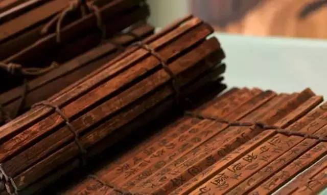 竹木简牍都是窄长的竹木片,用绳串起来可卷成册.