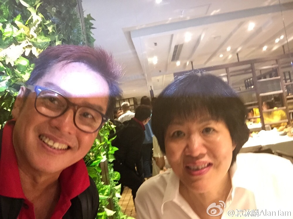 谭咏麟和郎平指导。