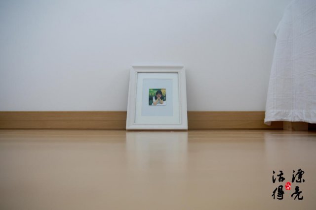 不过这些都没能阻挡丹丹对这个职业的热爱，反而是同事的看法和她产生了分歧。为了做出高点击的视频，公司团队也会通过蹭热点吸引眼球。16 年王宝强和老婆离婚的新闻爆出时，团队评估决定这是一个做爆款视频的好时机，但是丹丹觉得尽管明星离婚也属于私事，不想做出任何点评。之后类似的事件同样和团队发生分歧，后来丹丹离开了公司。图为丹丹在离开公司前拍的照片，她很喜欢这张照片，所以特地打印出来装进相框。