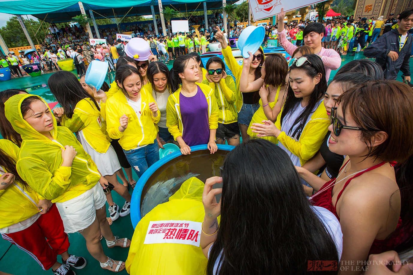 炎炎夏日一场万人泼水狂欢!500位网红美女,嗨