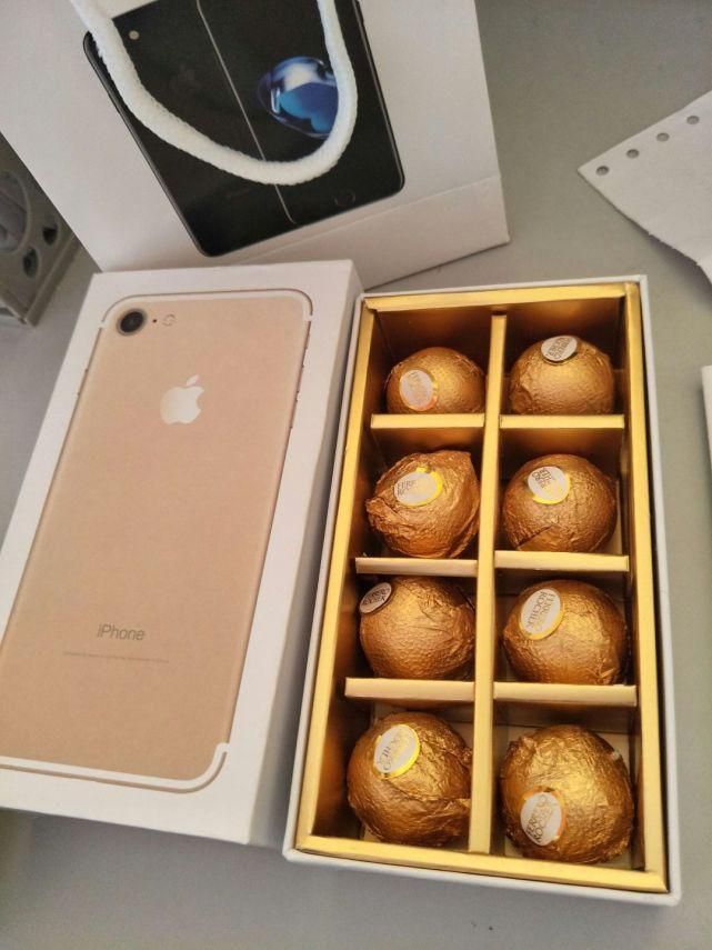 女友送男友6880元的苹果手机,变成8颗巧克力!