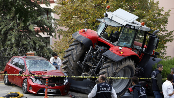 土耳其男子开拖拉机横冲直撞碾压多辆汽车 被警察开枪逼停 土耳其男子开拖拉机横冲直撞碾压多辆汽车 被警察开枪逼停
