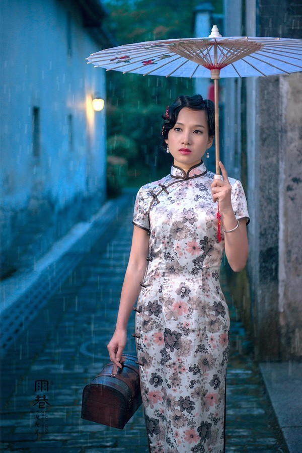 烟雨朦胧 行走在雨巷的旗袍女子 烟雨朦胧 行走在雨巷的旗袍女子