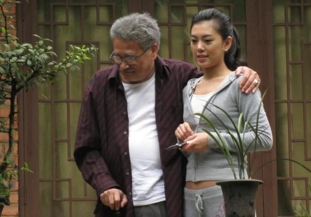 65岁无戏可演,曾比周星驰还红,四个老婆貌美如花,如今成这样