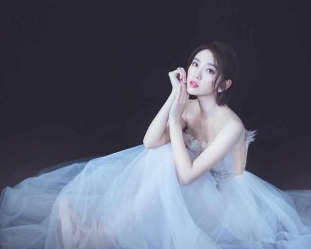 唐艺昕身穿一袭中空晚礼服现身,秀曲线吸睛,网