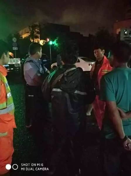 陈开玉有些担心妻子,马上停下来给她打电话,却是无法接通.....再打,依然无法接通。他顿时浑身毛了起来,赶快打通所有亲友的电话,开始了漫无边际的寻找。大伙儿沿着路边的水道,翻木堆,挖淤泥,找遍了紧邻的地方,能问的都问了。“看到穿着橘色制服的人,顿时觉得有了希望。”当时现场已经有很多救援队员在努力排水、打捞,陈开玉多么渴望能从他们口中得知妻儿的下落。