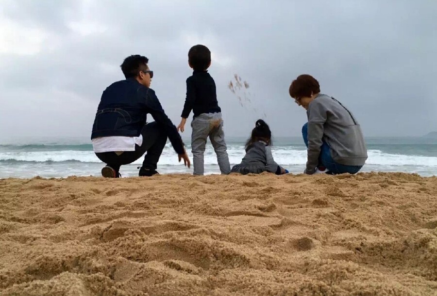 邓超与女儿抢棒棒糖吃 小花半丸子头抢镜