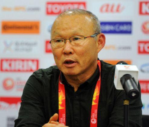 足球教父年薪仅26万,国足教练460万,里皮2300