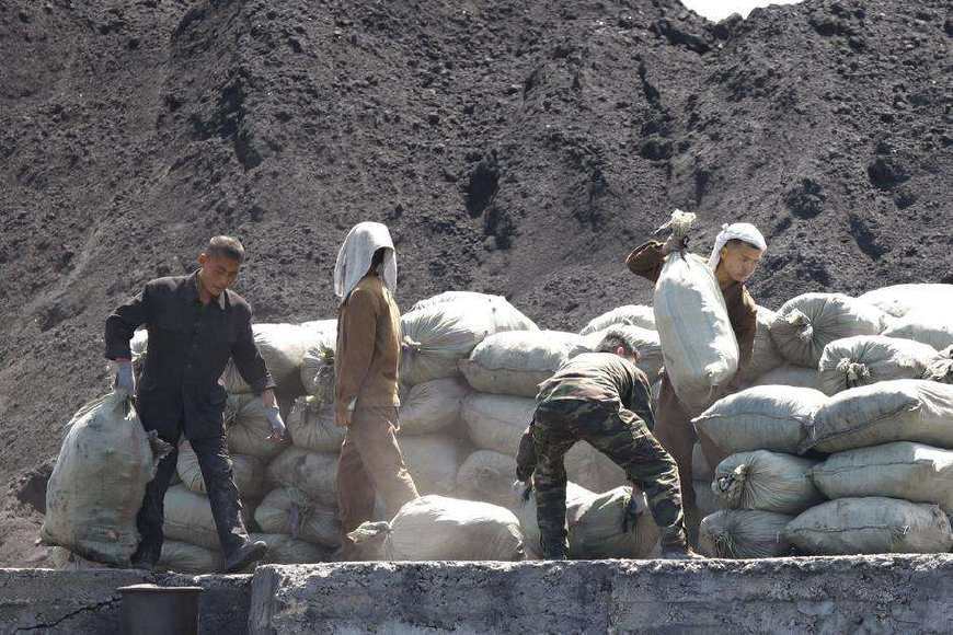 鸭绿江边的两座城市:中国丹东和朝鲜新义州对