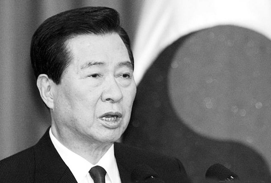政界首位女总理,也坏在儿子的兵役问题上。2002年7月,韩国原梨花大学女校长张裳曾被当时的总统金大中任命担任韩国首位女总理,但是这位历史上首位被提名的女总理最终没有通过国会这一关。张裳被大部分议员否定的原因之一是,张裳在“其长子放弃韩国国籍”问题上的表态含糊不清,在获得总理提名后不久,张裳曾表示,其长子“因身体不好被豁免服兵役”。图为韩国已故前总统金大中