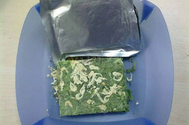 至于脱水菜汤,该成果主要用解决高原、边防、海岛、舰艇等部队在特殊环境下的蔬菜供应问题。本成果的基本原理是根据水的三相变化理论,采用冷冻升华干燥方法,将预处理过的新鲜蔬菜等进行脱水干燥,结合真空充氮、脱氧等新型综合包装工艺,使加工后的产品经长期贮存后再复水,仍能基本保持原有鲜菜的色、香、味、形和营养。