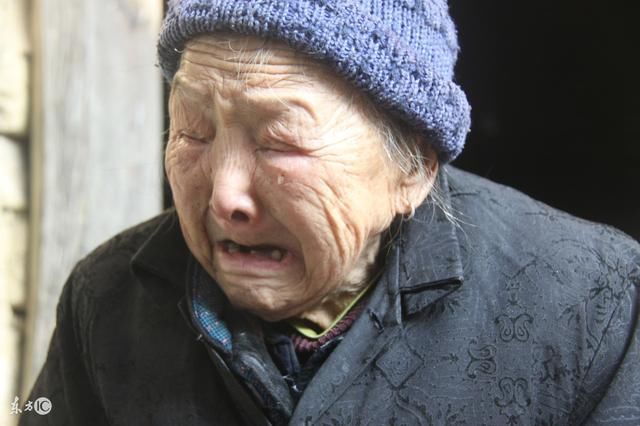 城里儿媳来农村,饭后我收拾桌子,低头一看,泣不成声!