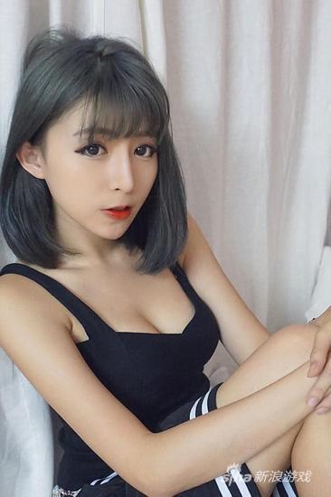 马来西亚的游戏玩家黄洁琪。黄洁琪拥有甜美的笑容和魔鬼般的身材，在她的社交网络上不时可以看到分享最近沉迷的手游，所以让她在宅男界有着“游戏女神”的称号。